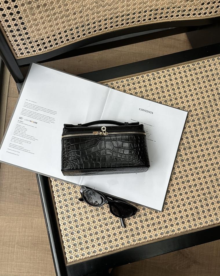 Elvion bags and wallets — workshop and product photo 12