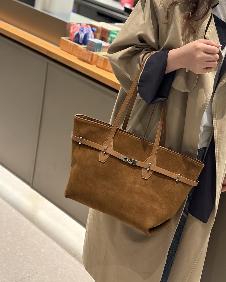Elvion bags and wallets — workshop and product photo 13