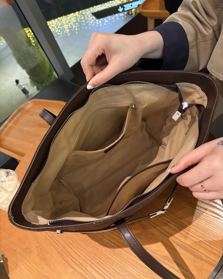 Elvion bags and wallets — workshop and product photo 14