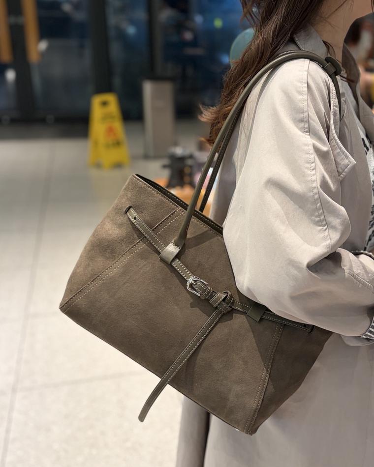 Elvion bags and wallets — workshop and product photo 19