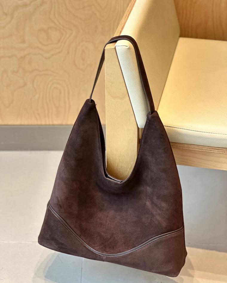 Elvion bags and wallets — workshop and product photo 20