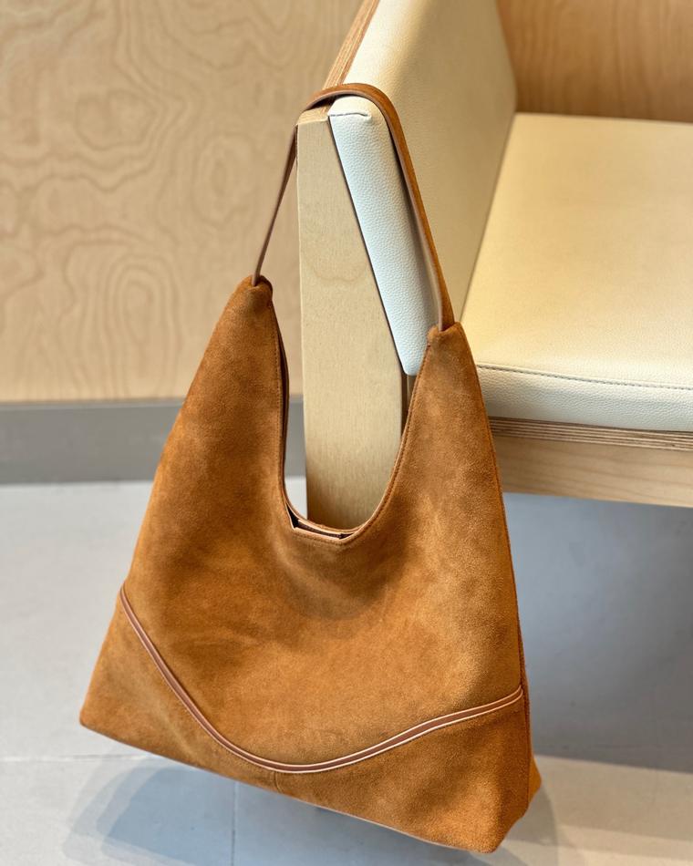 Elvion bags and wallets — workshop and product photo 21