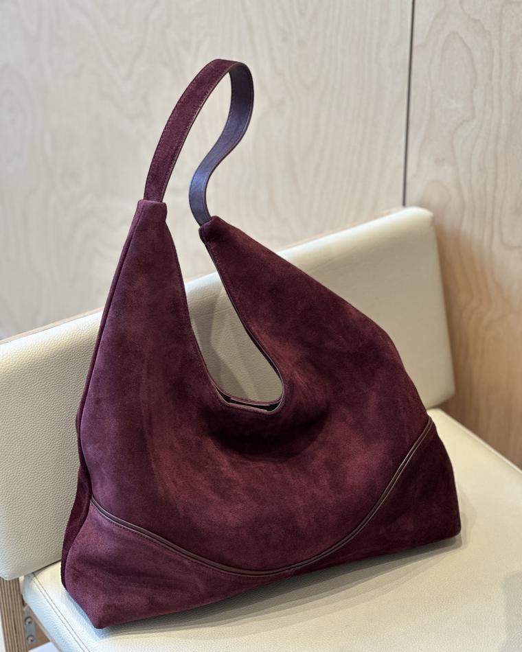 Elvion bags and wallets — workshop and product photo 24