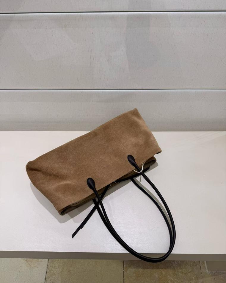 Elvion bags and wallets — workshop and product photo 30