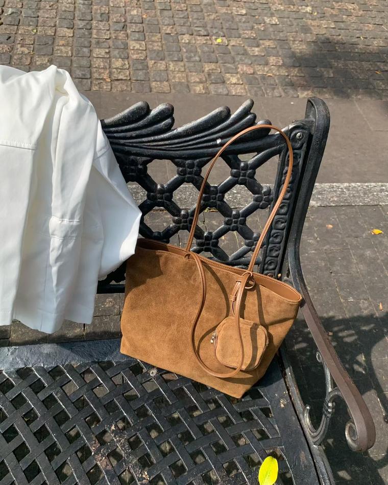 Elvion bags and wallets — workshop and product photo 34