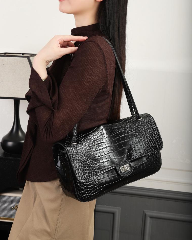 Elvion bags and wallets — workshop and product photo 38